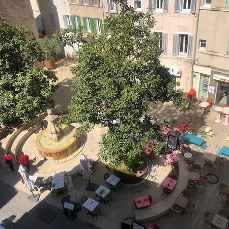 La Fontaine De La Place 公寓